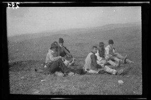 Rimnicul Sarat (=Râmnicu Sãrat, Rumänien): 6 Rumänen im Sitzen auf einem hoch gelegenen Feld ("Einwohner")