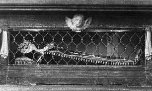 Kreuzaltar mit Grab der Seligen Beth