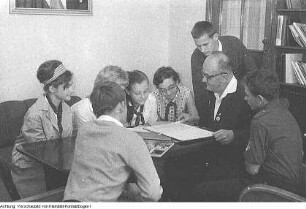 Jugendweihen, 1961 / 1963 & Dresden, Jugendstunde bei der Stadtleitung der Sozialistischen Einheitspartei Deutschlands (SED), im VEB Sachsenwerk Niedersedlitz, am Dresdner Stadtmodell, am Landgericht, mit Heinz Bausch, u.a., 1961 / 1963