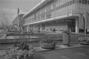 Dresden. Blick entlang der Ernst-Thälmann-Straße mit Kulturpalast