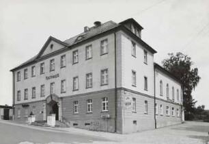 Ohorn, Rathaus : Ohorn. Rathaus (bezeichnet 1925), Schulstraße 2. Straßenansicht mit Gasthaus (Ratskeller und Tanzsaal)