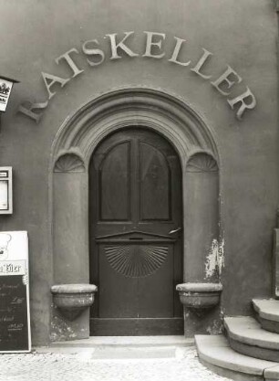 Belgern, Markt 3. Rathaus (1576/1578, Wiederherstellung 1661/1662). Sitznischenportal zum Ratskeller