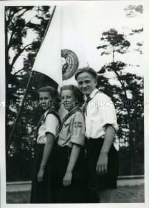 Pioniere aus der DDR, Ungarn und Norwegen im Pionierlager