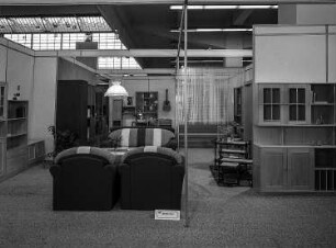 Ausstellungskojen des VEB Möbelkombinat Zeulenroda-Triebes (ZEUTRIE) mit Wohnzimmermöbeln