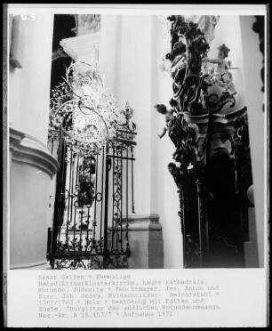 1. Beichtstuhl, Bekrönungsbüste: Paulus mit Schwert und Buch
