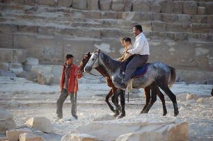 Kairo - Pferderitt an den Pyramiden : Touristen reiten auf Pferden um die Pyramiden von Gizeh, aufgenommen 2006 bei Kairo