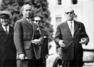 Zur Genfer "Viermächte-Konferenz" treffen der französische Ministerpräsident Edgar Faure und Außenminister Antoine Pinay vor dem "Palais des Nations" ein.