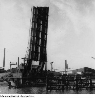 Oldenburg, Eisenbahn-Klappbrücke über die Hunte, geöffnet. Hafeneinfahrt