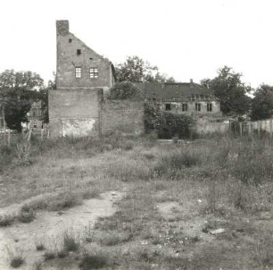 Cottbus, Thälmannplatz 43/44. Wohnhäuser (Tuchmacherhäuser, ruinös, 17. Jh.). Hofseite