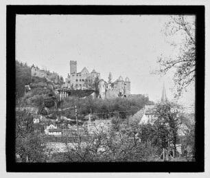 Blick auf Burg Wertheim, mit Oberleitungen im Vordergrund, aus Richtung Knackenberg