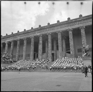 Spielmannszüge der Jungpioniere auf dem Stufen des Alten Museums, Bild 1, 24.07.1968. SW-Foto © Kurt Schwarz.