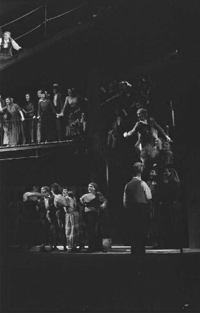 Szenenbilder aus der komischen Oper "Carmen" von Georges Bizet an der Komische Oper Berlin