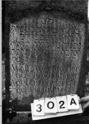 Grabstein 302 (Index: 100095711) Maße HxBxT: 170x56x21 cm Symbolik: siebenarmiger Leuchter: Grabstein 302A