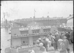 Blick vom Hochseepassagierdampfer "Bremen" auf die Anlegestelle und das Abfertigungsgebäudes des Norddeutschen Lloyd, Pier 4, im Hafen von New York