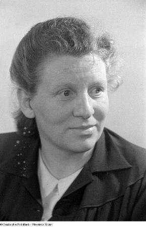 Porträtaufnahmen der Politikerin und Frauenrechtlerin Elli Schmidt, Vorsitzende des Demokratischen Frauenbundes Deutschlands (DFD)