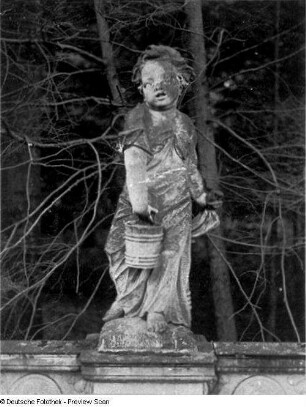 Putto "Milchwirtschaft" : Putto "Milchwirtschaft", Christian Kirchner zugeschrieben. Sandstein. Um 1720. Schloss Altdöbern, Gartenseite, Balustrade der Terrasse