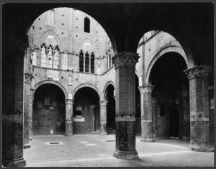 Hof des Palazzo Pubblico in Siena