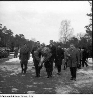 Kranzniederlegung an der Gedenkstätte für die Opfer des anglo-amerikanischen Luftangriffes auf Dresden am 13.-14. Februar 1945