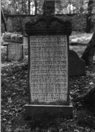 Grabstein 343 (Index: 99791310) Maße HxBxT: 129x51x17 cm Besonderheit: kulturhistorisch wertvoll / künstl.-formale Gründe (Inschrift): Grabstein 343