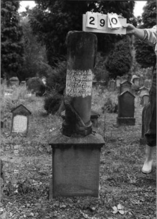 Grabstein 290 (Index: 100095734) Maße HxBxT: 134x40x30 cm Besonderheit: Kindergrab: Grabstein 290