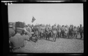 Bei Focșani (Rumänien): Offiziere mit Pickelhaube neben einer Standarte mit Tatzenkreuz auf einem weiten Feld ("Kaiserparade")
