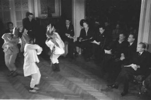 Bukarest: Rumänisches Adventsspiel, Reigen von Mitgliedern der Deutschen Botschaft