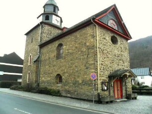 Niederscheld-Kirche von Nordwesten-im Kern Spätromanisch-Langhaus nach Brand 1762 erneuert und erhöht-umgebender Kirchhof aufgelassen und Kirchhofmauer mit Wehrgang abgetragen