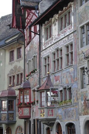 Hausfassaden : Die Schweizer Stadt Stein am Rhein wird auch das "Rothenburg des Hochrheins" genannt, wegen der vielen mittelalterlichen Häuser. Blick auf die farbig bemalten Hausfassaden am Rathausplatz