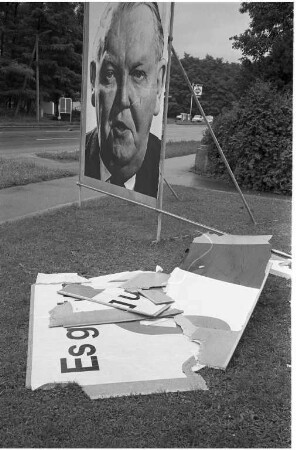 Zerstörung von Wahlplakaten im Bundestagswahlkampf 1965.