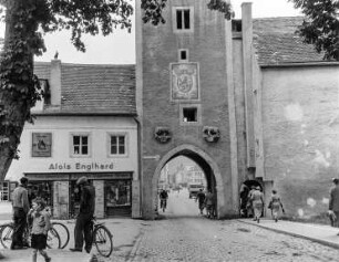 Donautor : Kehlheim. Donautor und Kolonialwarengeschäft "Alois Englhard". Straßenbild