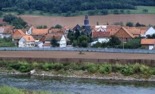Innerdeutsche Grenze an der Werra : Der Ort Lindewerra/DDR/Eichsfeld,1986, direkt an der Innerdeutschen Grenze am Grenzfluß Werra gelegen. Aufgenommen von Hessen aus