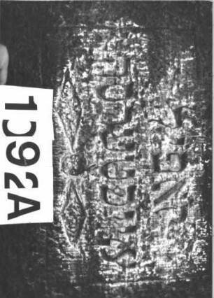 Grabstein 1092 (Index: 99899746) Material: Sandstein Zustand: unten verwittert, sonst gut erhalten, eingesunken Maße HxBxT: 102x66x11 cm Beschreibung: Stele mit Segmentbogenabschluss, im Bogenfeld Blumen, Stein ist etwas eingesunken Symbolik: Blumen: Grabstein 1092A