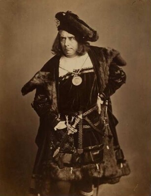 Friedrich Haase als Herzog von Gloucester in "König Richard der Dritte" - aus einer Mappe für Chéri Maurice "zu seinem fünfzigjährigen Directorial-Jubiläum" am Thalia Theater zu Hamburg