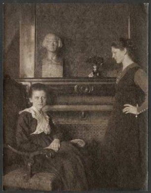 Hilde und Frida Ehrhardt an einem Kamin