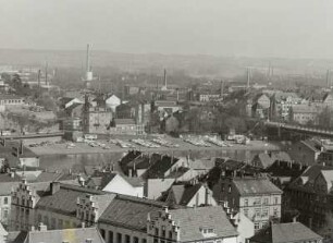 Meißen, Blick vom Turm der Frauenkirche nach Osten über die Altstadt und die Elbe mit Eisenbahnbrücke nach Cölln