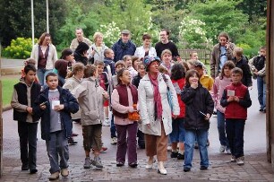 Windsor bei London - Kindergruppe im Schloss : Englische Schülergruppe besichtigt Schloss Windsor, aufgenommen am 15. Mai 2006