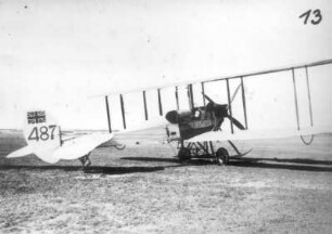 Britisches Doppeldecker-Flugzeug 487. Um 1910/1914. Seitenansicht von hinten. Fotografie (Nr. 13)