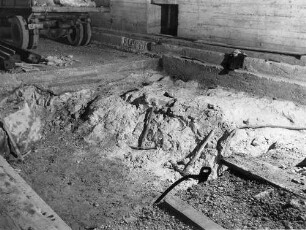 Lämmerbuckeltunnel, km 151,181 Restliche Ausbrucharbeiten, Mit dem Bau des Tunnels wurde Ende 1937 begonnen. Mitte 1938 durchgebrochen. Arbeiten 1941 eingestellt. 1948/49 restliche Rohbauarbeiten. Fertigstellung 1957.