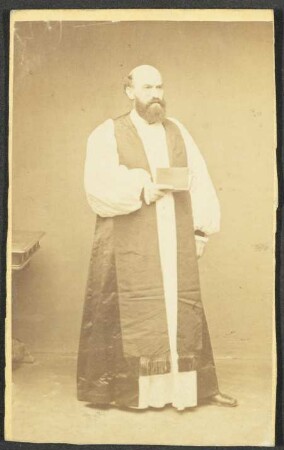 Porträt-Aufnahme des Missionars Johann Gottlieb Auer, stehend, in Ornat