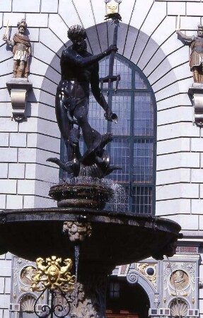 Gdansk (Danzig) - Neptunbrunnen : Neptunbrunnen am Rathaus. Aufgenommen in der Altstadt von Danzig (Gdansk), ca. 2001