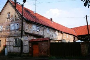 Haus wie voriges Bild, Hofseite , Straßengiebel und Hoftor; Fachwerk sichtbar