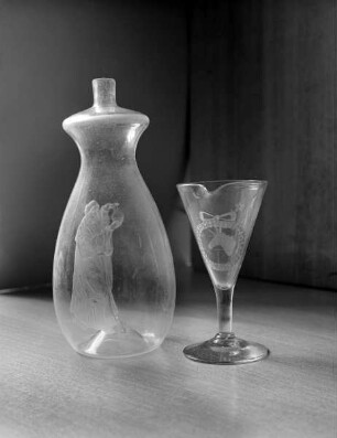 Glasgefäß mit Arzt bei der Harnschau, vermutlich den heiligen Cosmas darstellend