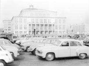 Parkende Autos vor dem Opernhaus Leipzig während der Frühjahrsmesse