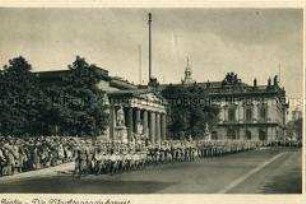 Wehrmacht vor der Neuen Wache Unter den Linden