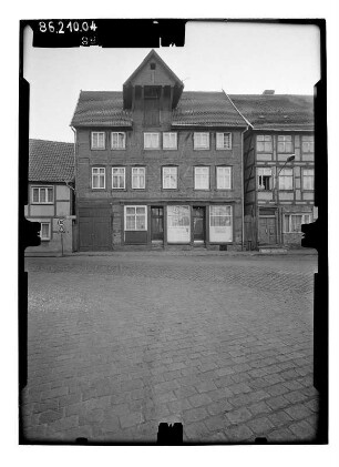 Grabow, Pferdemarkt 5. Wohnhaus mit Speicherluke und Laden. Straßenfront