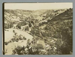 Im Taubertal : Rothenburg ob der Tauber. Taubertal oberhalb der Stadt. Blick nach Norden gegen die Bronnenmühle im Mittelgrund und Kurze Stiege im Talboden