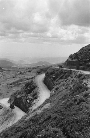 Aufstieg zu einem Bergpass : Blick auf eine Serpentinenstraße, die zu einem Bergpass führt.
