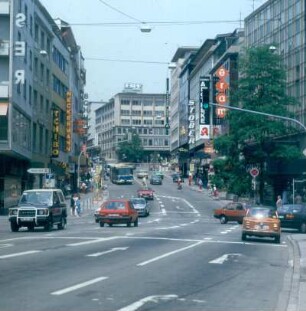 Pforzheim. Blick in moderne Wohn-und- Geschäftsstraße
