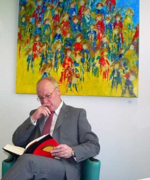 Landrat Rolf Menzel mit Buch