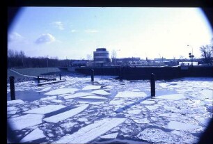 Vorhafen Schleuse Papenburg bei Eis